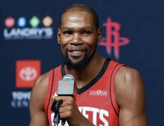 杜兰特降(jiàng)薪加盟火箭，表面血(xuè)虧(kuī)实则天秀？这波操作细思极恐！