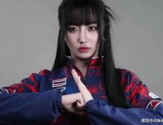 王(wáng)者荣耀(yào)選(xuǎn)手比赛中使(shǐ)用(yòng)作弊軟(ruǎn)件，被(bèi)发现后對(duì)著(zhe)鏡(jìng)頭(tóu)竪(shù)中指，被(bèi)緊(jǐn)急换下