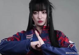 王(wáng)者荣耀(yào)選(xuǎn)手比赛中使(shǐ)用(yòng)作弊軟(ruǎn)件，被(bèi)发现后對(duì)著(zhe)鏡(jìng)頭(tóu)竪(shù)中指，被(bèi)緊(jǐn)急换下