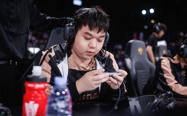 年总租借规则公(gōng)布，AG坦然基本锁，狼队有(yǒu)意櫻(yīng)花(huā)，久哲久酷(kù)團(tuán)聚(jù)？