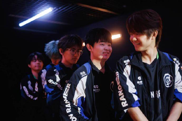 赢了比赛却暴露短板?DRG艰难爬进淘汰赛,粉丝坦言梦岚该下场了