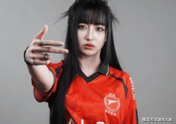 王(wáng)者荣耀(yào)選(xuǎn)手比赛中使(shǐ)用(yòng)作弊軟(ruǎn)件，被(bèi)发现后對(duì)著(zhe)鏡(jìng)頭(tóu)竪(shù)中指，被(bèi)緊(jǐn)急换下