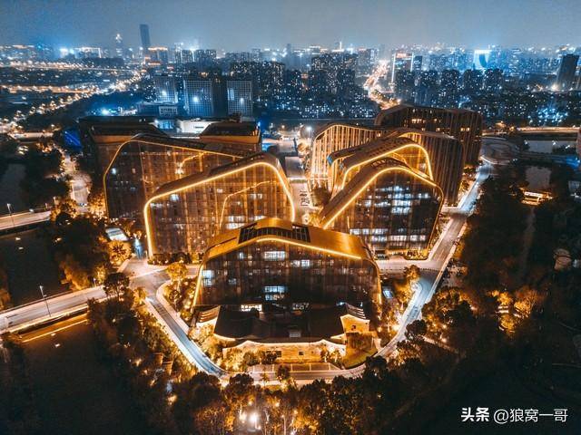 想赚大錢(qián)，可以关注(zhù)電(diàn)竞比赛周边产业发展，電(diàn)竞選(xuǎn)手(shǒu)收(shōu)入直线上升