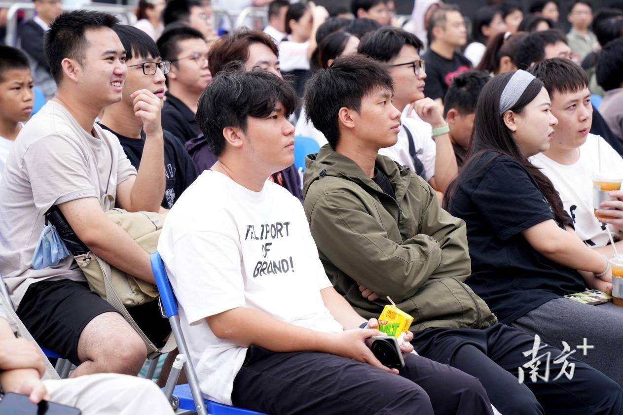 大(dà)湾區(qū)電(diàn)竞迷(mí)再聚(jù)萬(wàn)江，LOL峡谷传奇观赛派對(duì)落幕