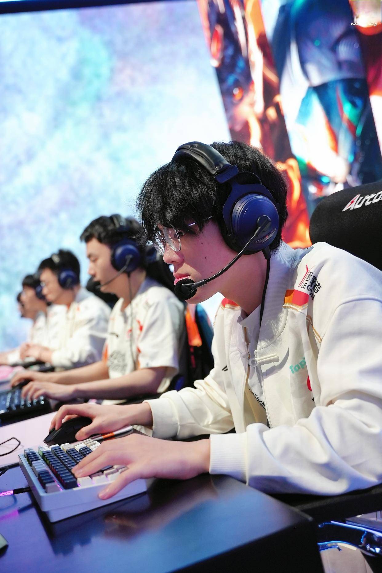 LOL主播集体遭遇瓶颈期！UZI感叹直播没人看：要是卢本伟还在就好了